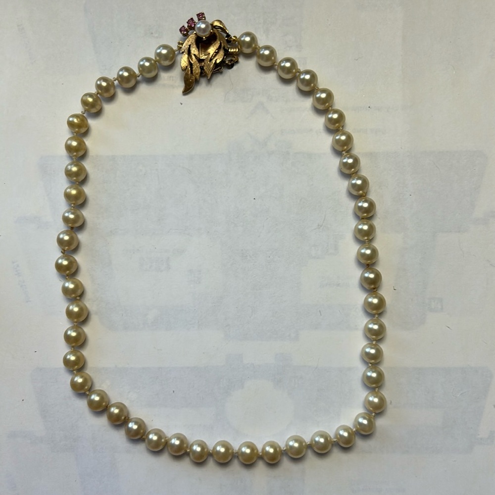 Pearl necklace with gold leaf and pearl clasp